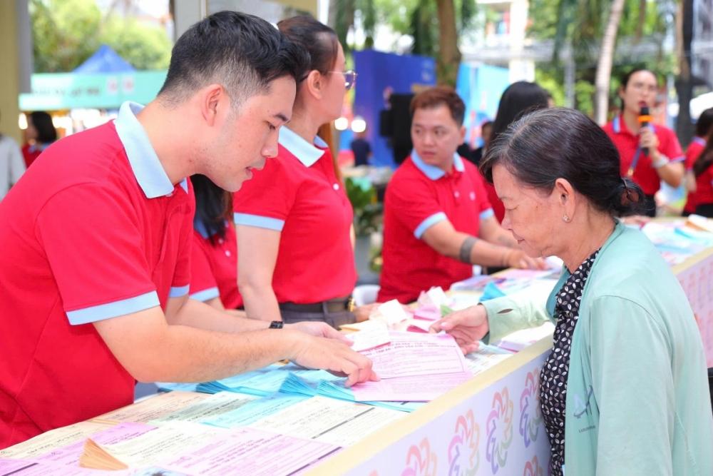 Du khách tìm hiểu mua tour du lịch dịp lễ 30/4-1/5 tại Ngày Hội Du lịch TP. Hồ Chí Minh. Du khách tìm hiểu mua tour du lịch dịp lễ 30/4-1/5 tại Ngày Hội Du lịch TP. Hồ Chí Minh.