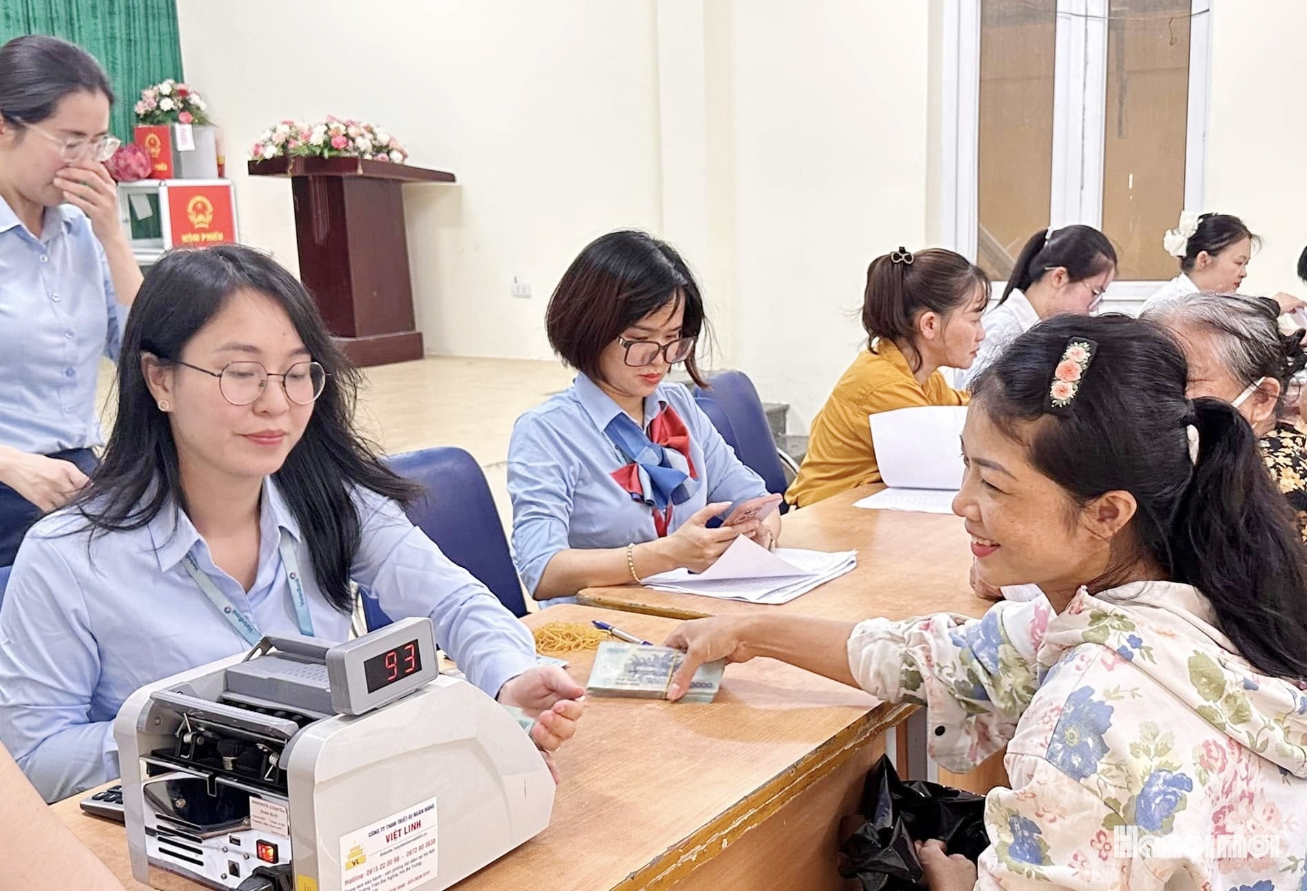 Người dân thôn Yên Ngưu nhận tiền chi trả bồi thường, hỗ trợ giải phóng mặt bằng dự án Khu đô thị thể thao Olympic. Ảnh: MD