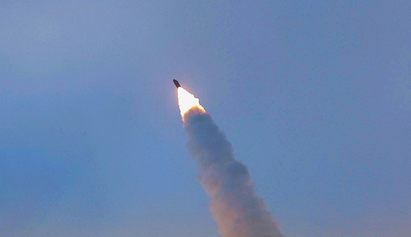 Một tên lửa siêu thanh bay trong một vụ phóng thử nghiệm của Quân đội Nhân dân Triều Tiên tại Bình Nhưỡng vào ngày 4/1. Ảnh: KCNA