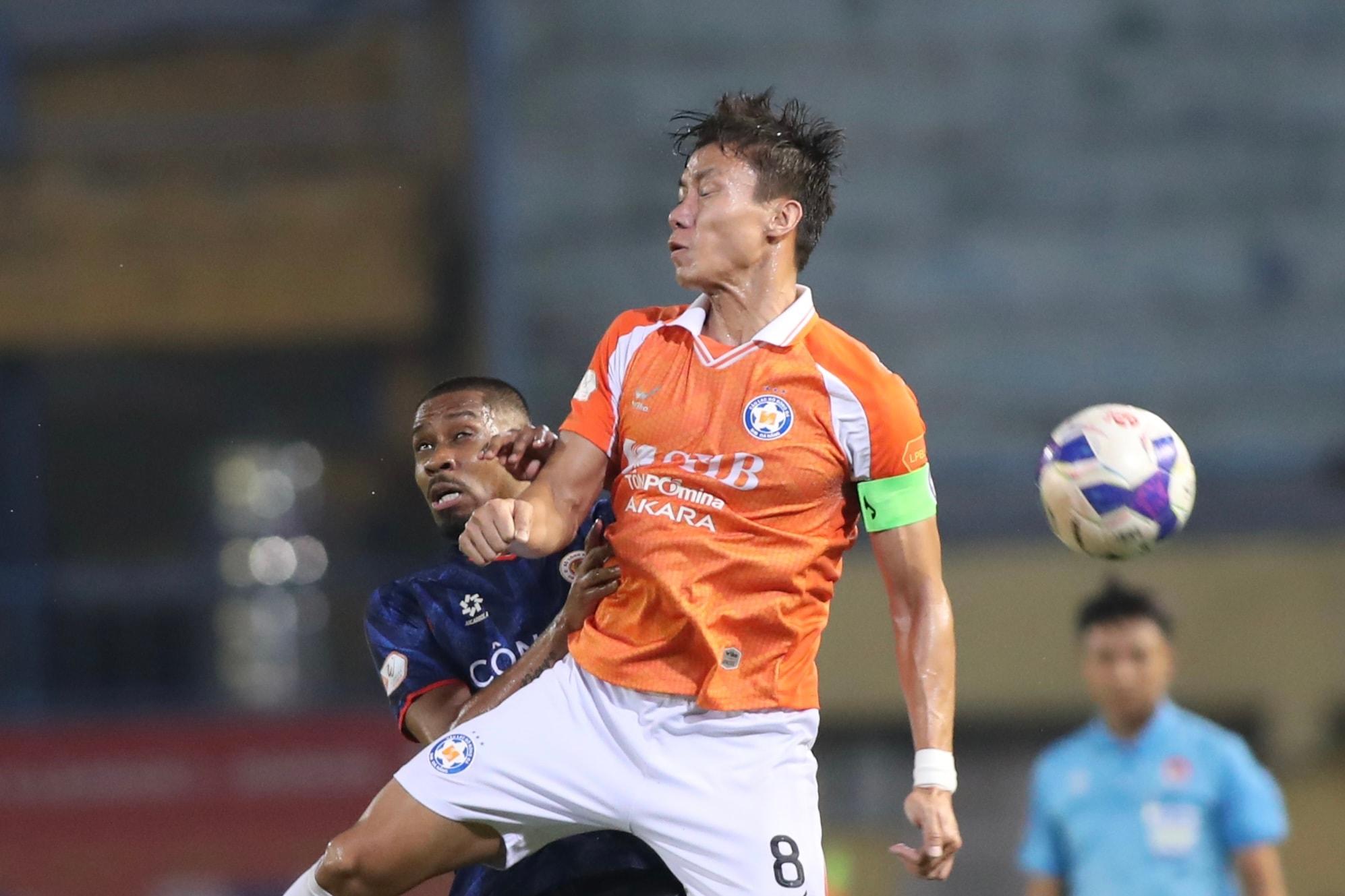 Trận đấu khép lại với chiến thắng đậm 5-1 CLB Công an Hà Nội, trong đó Đình Bắc tạo dấu ấn bằng cú đúp bàn thắng. Ảnh: Ngọc Tú