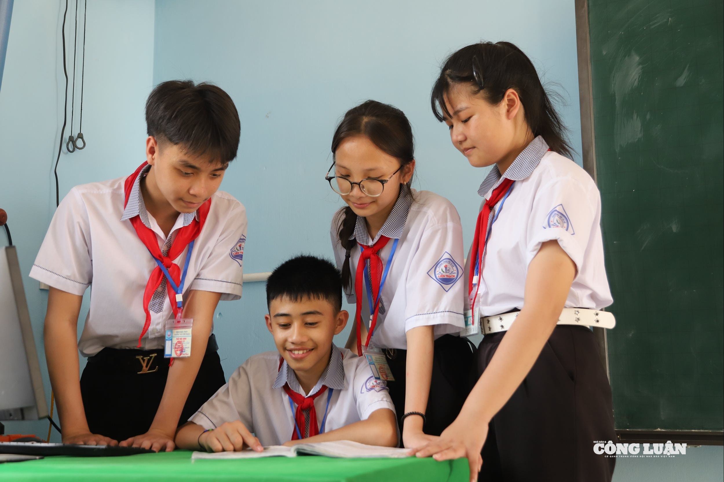 Nếu học sinh muốn học thêm quá 2 tiết mỗi môn một tuần ở trường, hiệu trưởng sẽ đề nghị Giám đốc Sở Giáo dục và Đào tạo cho phép