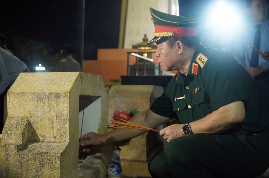 Đại tướng Nguyễn Trọng Nghĩa thắp hương, bày tỏ niềm tiếc thương, tri ân và tưởng nhớ đến anh linh các bậc anh hùng liệt sĩ.