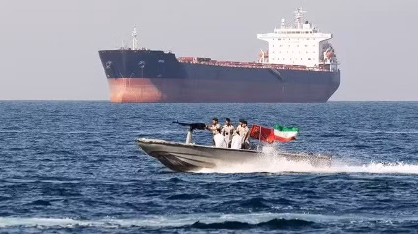 Tàu tuần tra Iran giám sát tàu vận tải di chuyển qua eo biển Hormuz.