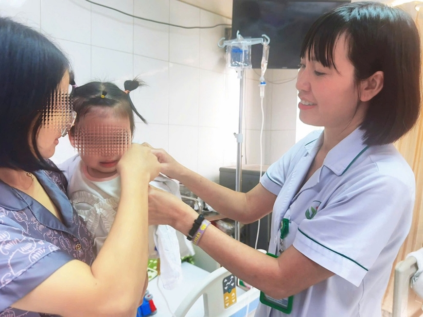 Bệnh viện Hữu nghị Việt Đức: Xử lý tối ưu khuôn mặt bé gái 22 tháng tuổi bị chó cắn