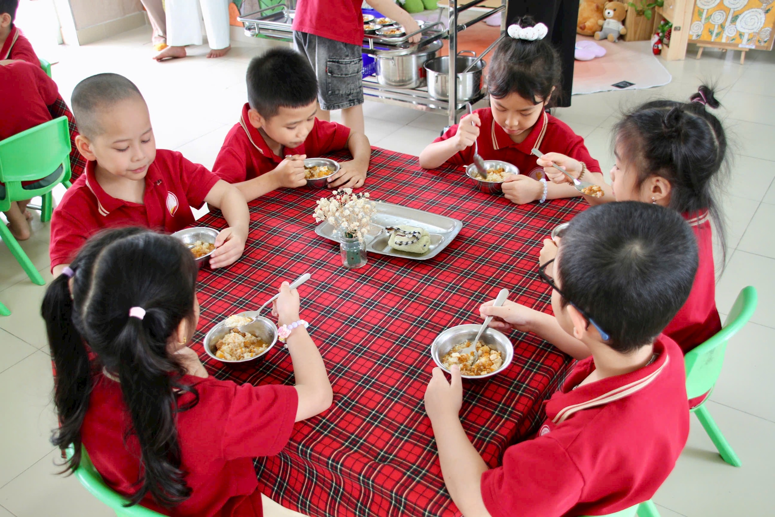 Các em học sinh Trường Mầm non Đoàn Thị Điểm trong giờ ăn trưa bán trú tại trường. Ảnh: Cao Kỳ