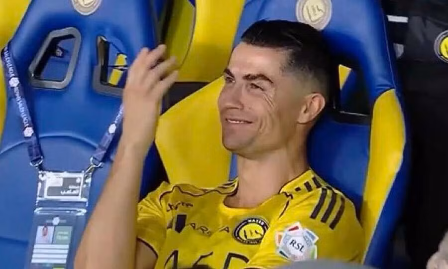 Phản ứng thất vọng của Ronaldo khi thủ môn Bento mắc sai lầm khiến Al Nassr bị gỡ hòa phút bù giờ nên chưa thể vô địch sớm Saudi Pro League. ronaldo.jpg