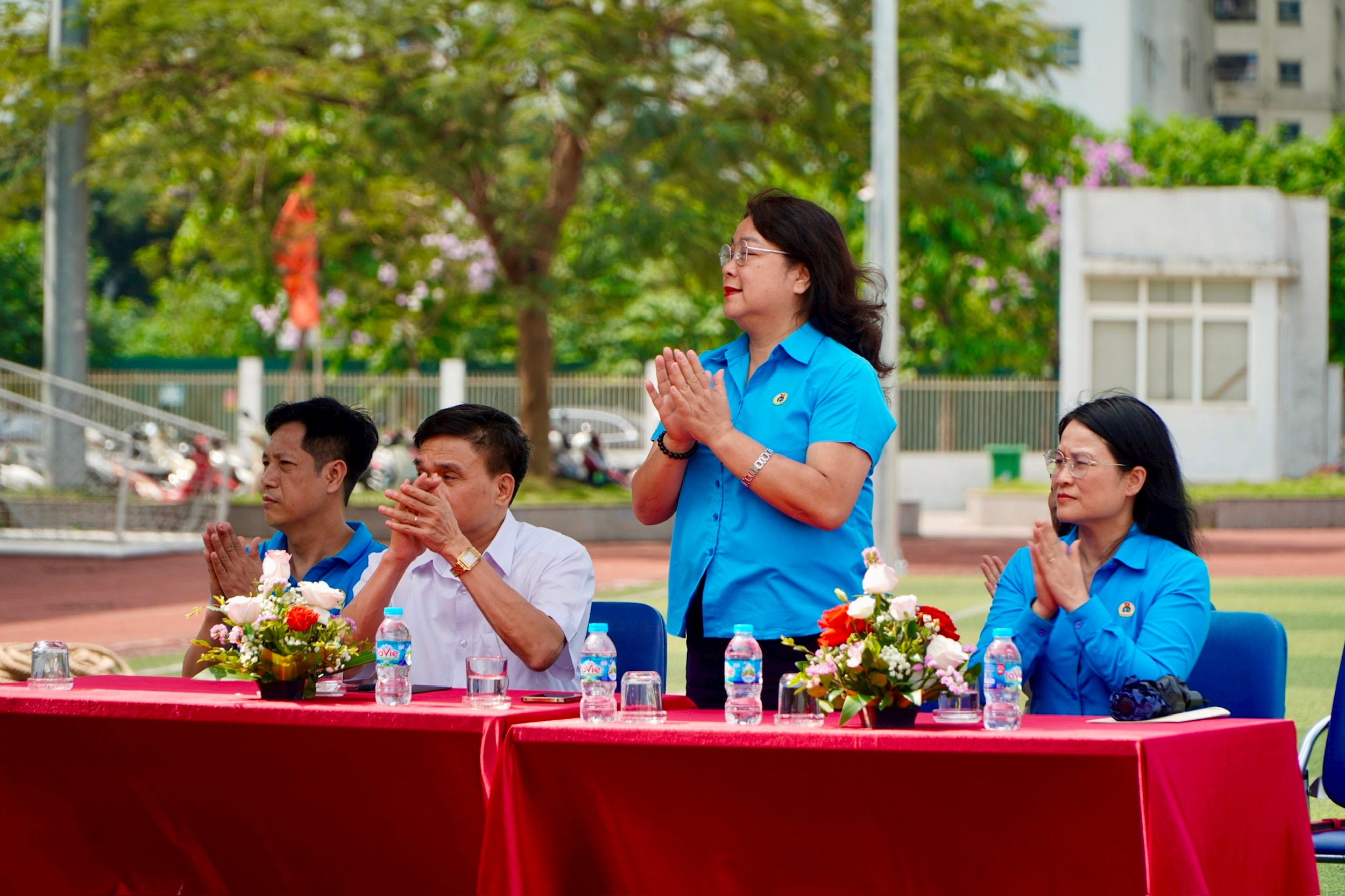 Đồng chí Nguyễn Thị Thu Thuỷ – Phó Chủ tịch Liên đoàn Lao động thành phố Hà Nội tham dự buổi khai mạc giải đấu. Ảnh: Tiến Đạt.