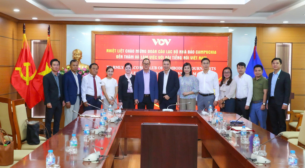 doan-cau-lac-bo-nha-bao-campuchia-tham-va-lam-viec-voi-dai-tieng-noi-viet-nam-vov-trong-khuon-kho-tang-cuong-hop-tac-bao-chi-hai-nuoc.jpg