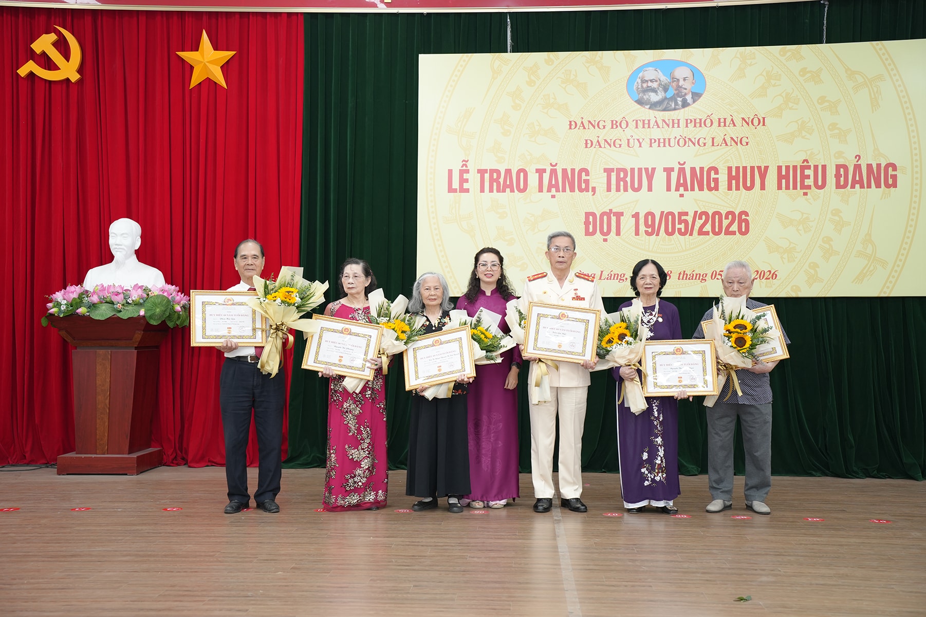 trao-huy-hieu-dang-lang-4-.jpg