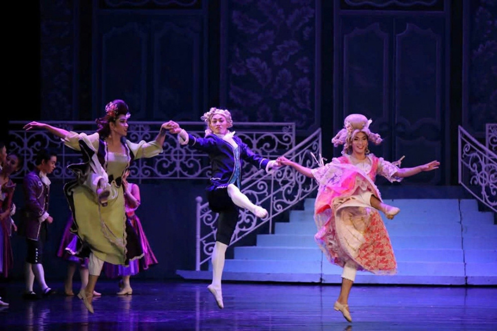Vở ballet “Cô bé Lọ Lem” được yêu thích bởi sự thơ mộng lẫn hài hước. Ảnh: HBSO 1ll2.jpg