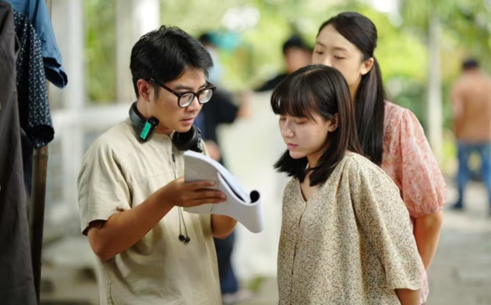 Đạo diễn Phan Bá Hỷ chỉ đạo trên phim trường "Ma xó". Ảnh: ĐPCC 1mx2.jpg