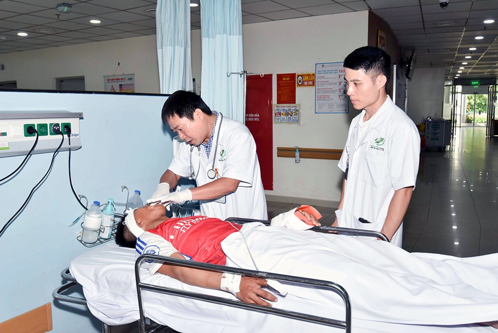 Bay xuyên đêm đưa 2 bệnh nhân từ Trường Sa về đất liền an toàn - ảnh 4