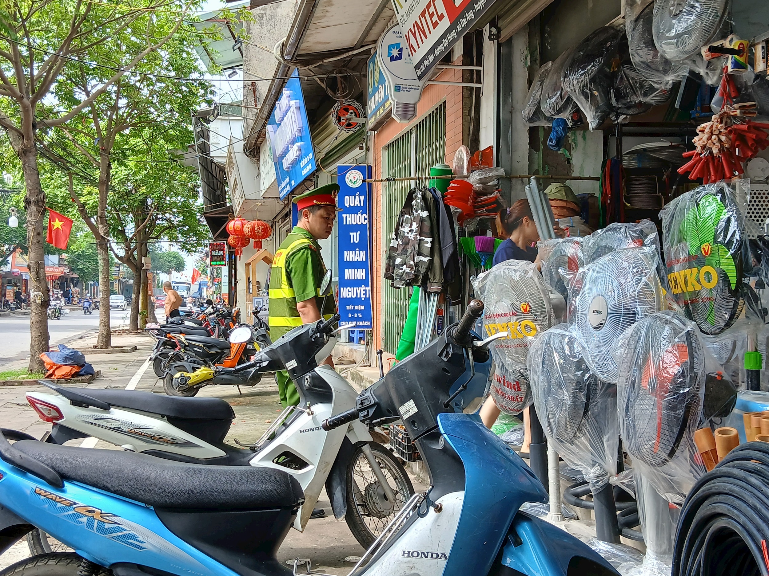 Yêu cầu các chủ cửa hàng không bày bán hàng lấn vỉa hè. Ảnh: Hoàng Quyết