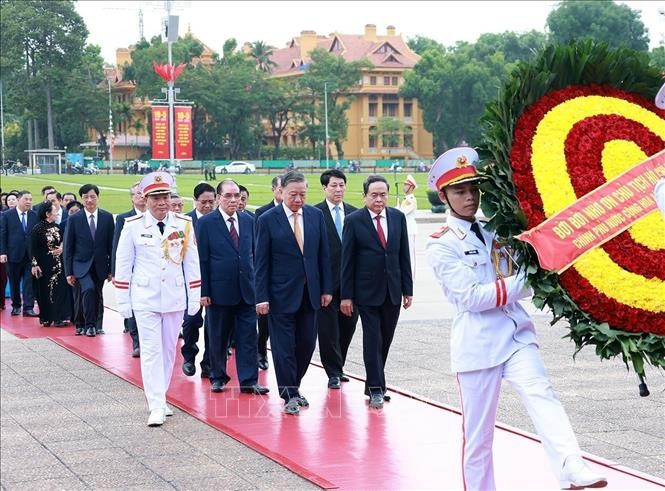 Đoàn đại biểu lãnh đạo, nguyên lãnh đạo Đảng, Nhà nước do Tổng Bí thư, Chủ tịch nước Tô Lâm dẫn đầu đến đặt vòng hoa và vào Lăng viếng Chủ tịch Hồ Chí Minh. Ảnh: Tuấn Anh/TTXVN