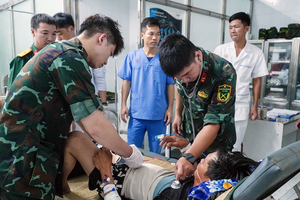 Bay xuyên đêm đưa 2 bệnh nhân từ Trường Sa về đất liền an toàn - ảnh 2