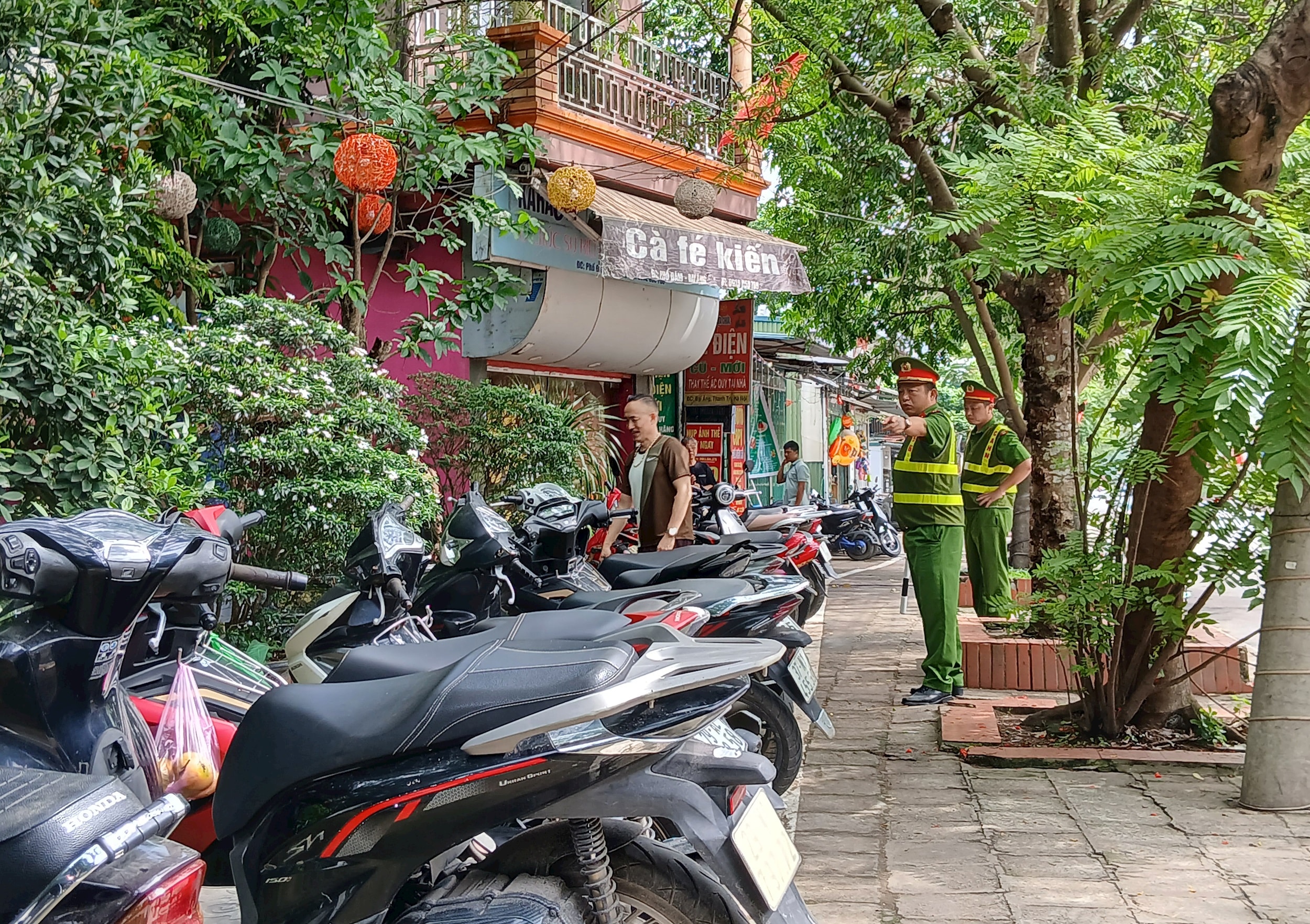 Các cửa hàng hướng dẫn khách để xe đúng nơi quy định. Ảnh: Hoàng Quyết