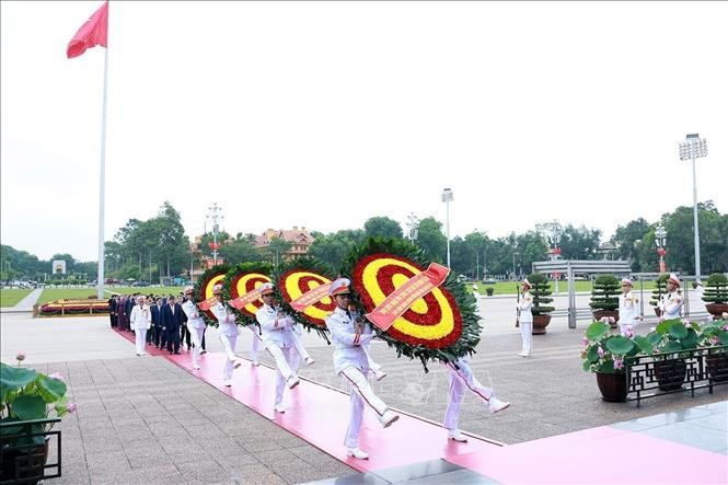 Đoàn đại biểu lãnh đạo, nguyên lãnh đạo Đảng, Nhà nước do Tổng Bí thư, Chủ tịch nước Tô Lâm dẫn đầu đến đặt vòng hoa và vào Lăng viếng Chủ tịch Hồ Chí Minh. Ảnh: Tuấn Anh/TTXVN