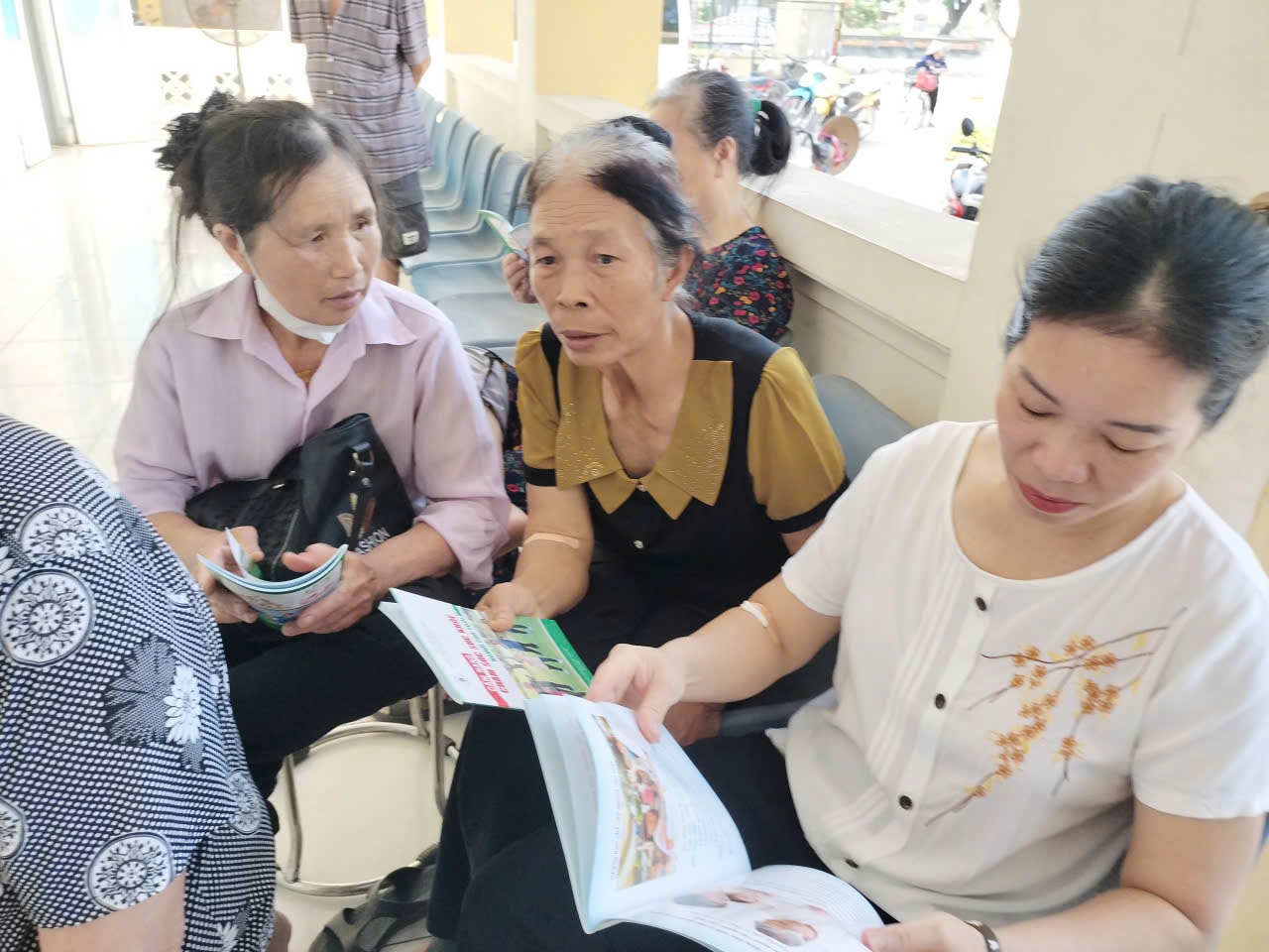Phụ nữ xã Thượng Phúc tiếp cận các sản phẩm truyền thông về chăm sóc sức khỏe sinh sản.