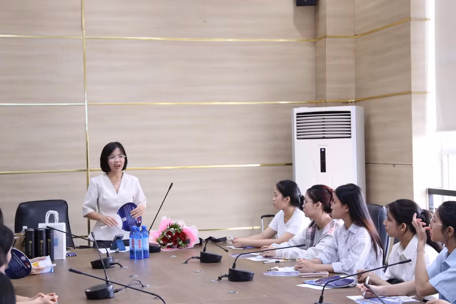 Sinh viên nhà trường đang tham gia phỏng vấn tại Ngày hội việc làm. z7849651512623-dde832934cee61bb0486e00d137362a4.jpg
