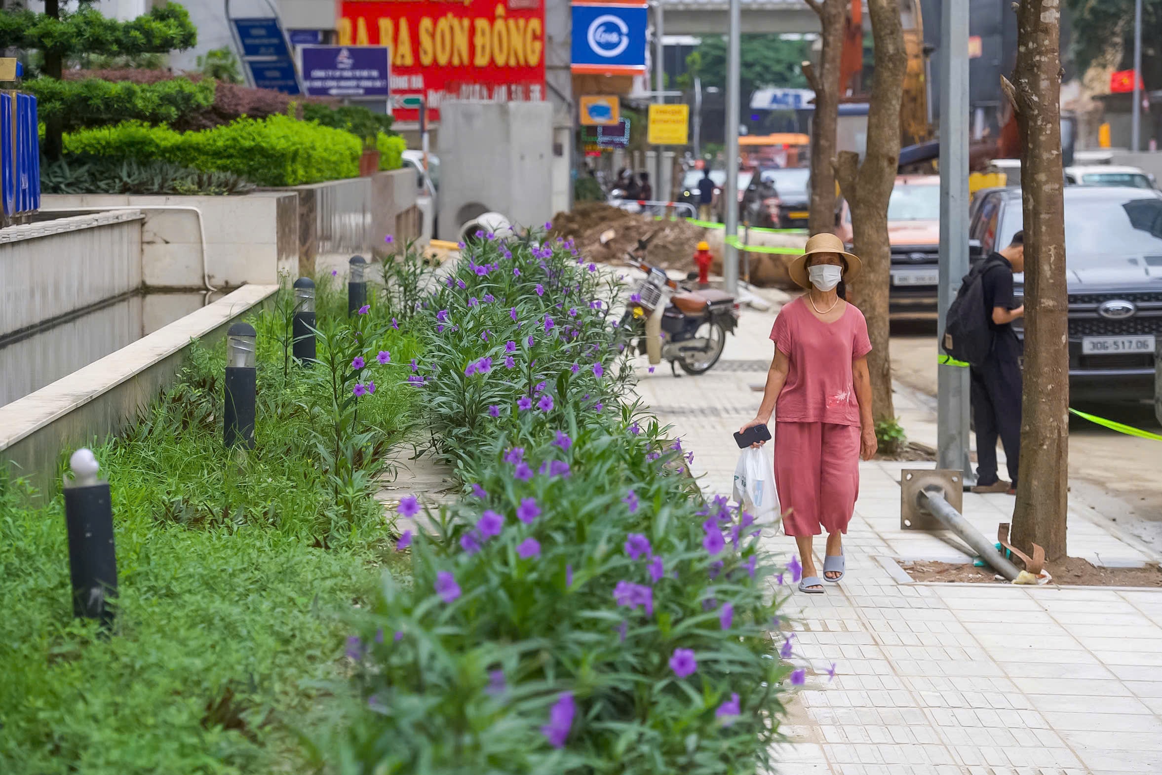 Khung cảnh ngổn ngang vật liệu xây dựng, bùn đất kéo dài suốt thời gian thi công nay dần được thay thế bằng tuyến phố rộng rãi, thuận tiện cho việc đi lại. Nhiều hàng rào tôn quây công trường cũng đã được tháo dỡ sau khi hoàn thành công tác giải phóng mặt bằng, giúp không gian đô thị trở nên thông thoáng hơn. Dọc tuyến đường, hệ thống cây xanh đang được bổ sung theo thiết kế với các loại cây như sang và lộc vừng. Hệ thống chiếu sáng cũng được triển khai đồng bộ ở nhiều đoạn nhằm hoàn thiện hạ tầ
