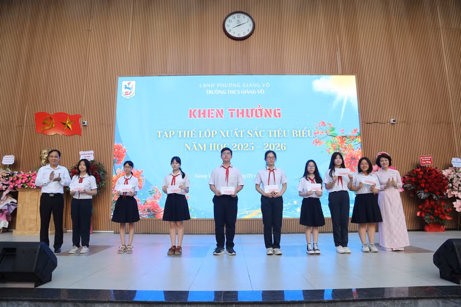 Đại diện Ban giám hiệu Trường THCS Giảng Võ trao khen thưởng tập thể lớp xuất sắc tiêu biểu năm học 2025 -2026. 1f2a1193.jpg