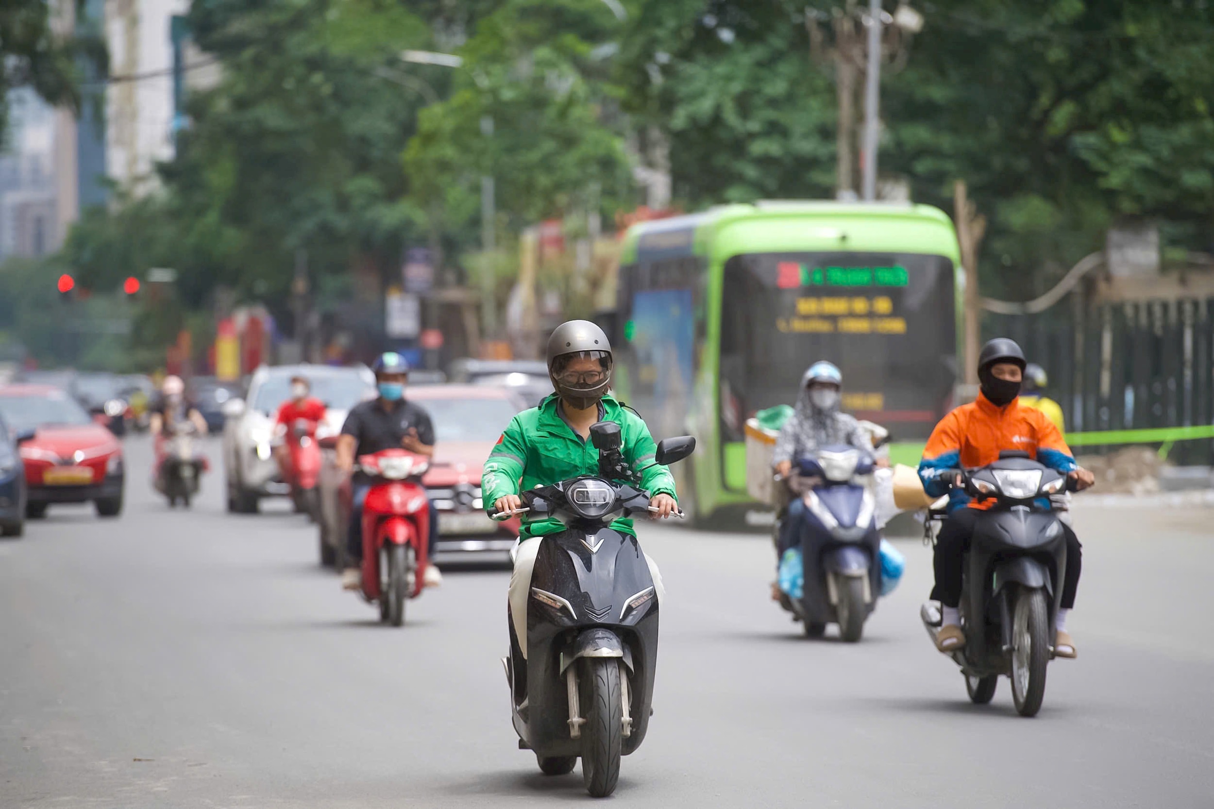 Hiện tại, một số vị trí cuối tuyến vẫn đang được công nhân khẩn trương hoàn thiện những hạng mục còn lại để kịp tiến độ thông tuyến trong thời gian tới.