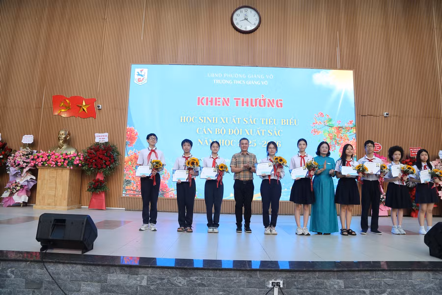 Nhà giáo Tô Thị Hải Yến - Hiệu trưởng Trường THCS Giảng Võ và đại biểu trao khen thưởng học sinh đạt xuất sắc tiêu biểu. 1f2a1241.jpg