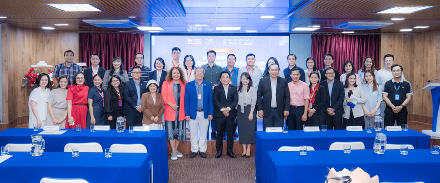 Các chuyên gia, diễn giả tham dự chương trình. Ảnh: HSU. dai-hoc-hoa-sen-ra-mat-vien-nghien-cuu-xa-hoi-truong-tho-va-phat-trien-suot-doi-1.png