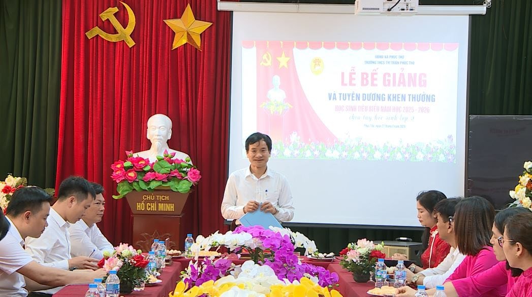 Bí thư Đảng ủy, Chủ tịch HĐND xã Phúc Thọ Nguyễn Doãn Hoàn phát biểu tại Lễ bế giảng và tuyên dương khen thưởng học sinh tiêu biểu năm học 2025-2026 Trường THCS Thị trấn Phúc Thọ. Ảnh: PV