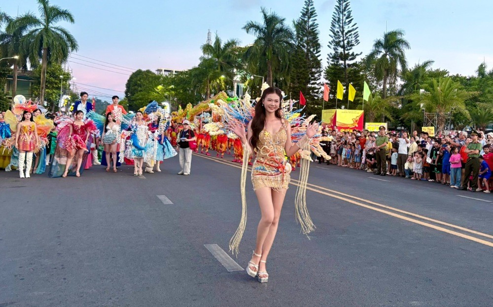 Đoàn diễu hành carnival với lộ trình đi qua nhiều tuyến đường trung tâm phường Cẩm Thành. Ảnh: M.Lực 1vht3.jpg