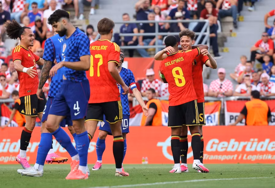 Các cầu thủ Bỉ chia vui sau bàn mở tỉ số trong trận giao hữu thắng Croatia 2-0. Đội trưởng Youri Tielemans lập công phút 38, trước khi Romelu Lukaku ấn định chiến thắng ở pha bóng cuối trận. lukaku-2.jpg