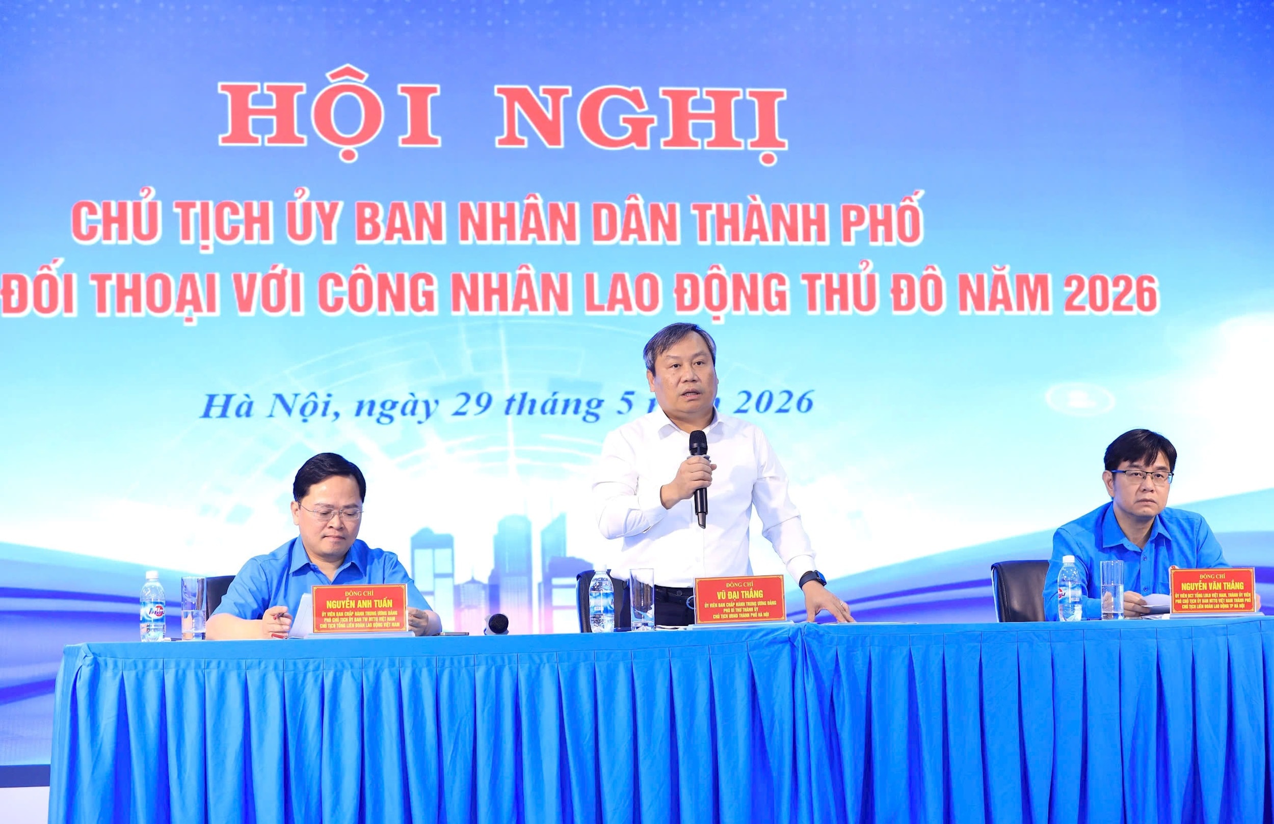 Chủ tịch UBND thành phố Vũ Đại Thắng phát biểu tại hội nghị. Ảnh: Đình Hiệp