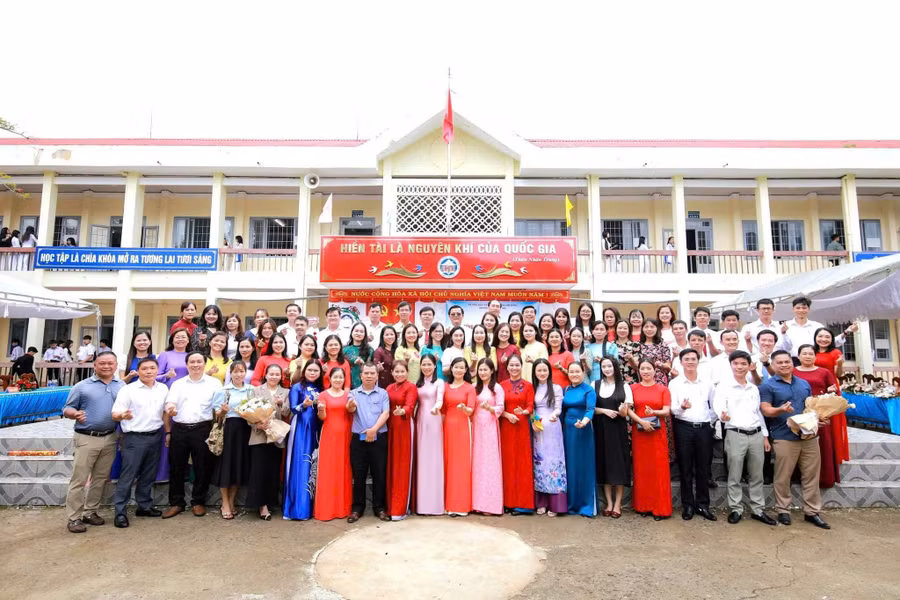 Sự nỗ lực của tập thể cán bộ, giáo viên được ghi nhận tại lễ tổng kết năm học 2025–2026. (Ảnh: NT) anh-2-su-no-luc-cua-tap-the-can-bo-giao-vien-duoc-ghi-nhan-tai-le-tong-ket-nam-hoc-2025-2026.jpg