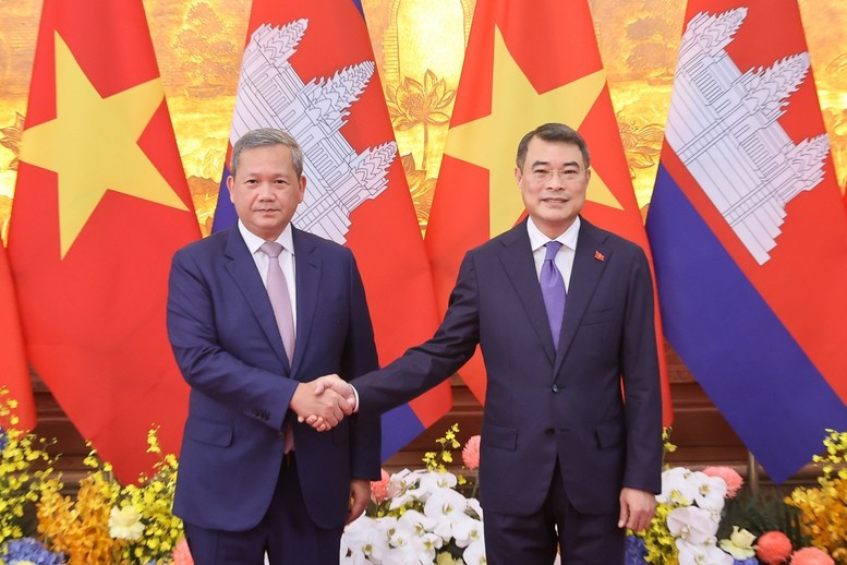 Thủ tướng Lê Minh Hưng và Thủ tướng Hun Manet chuẩn bị bước vào hội đàm - Ảnh: VGP