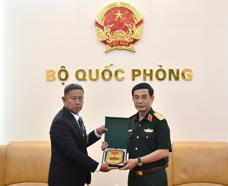 Đại tướng Phan Văn Giang trao quà lưu niệm tặng Trung tướng Adul Boonthumjaroen (ảnh: QĐND). 42.jpg