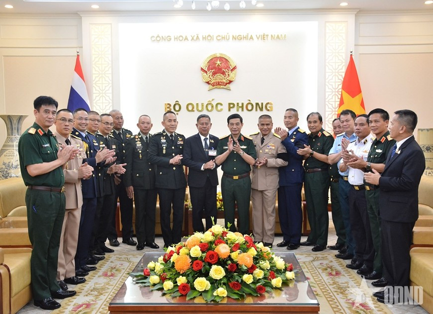 Đại tướng Phan Văn Giang, Trung tướng Adul Boonthumjaroen và các đại biểu tại cuộc hội kiến (ảnh: QĐND). 43.jpg