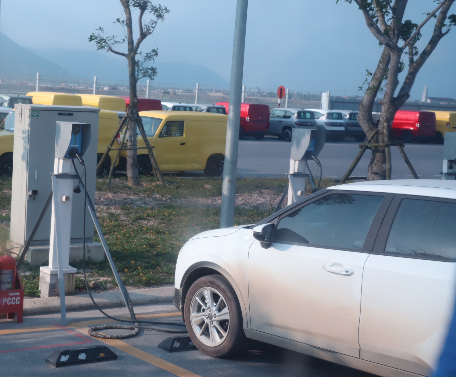 Tiếp tục áp dụng lệ phí trước bạ lần đầu 0% với ô tô điện đến hết năm 2030