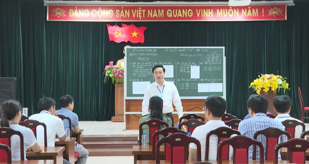Giám đốc Sở Giáo dục và Đào tạo Thanh Hóa Đỗ Đức Quế kiểm tra công tác tổ chức thi tại điểm Trường THPT Hàm Rồng 1000032477.jpg