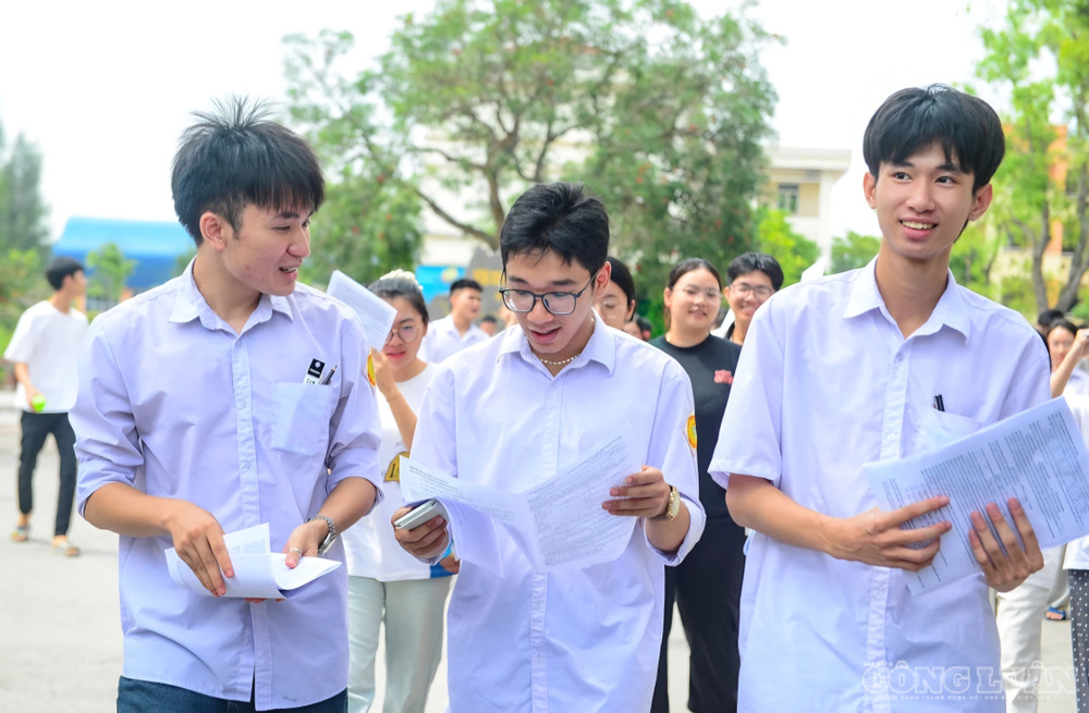 Các thí sinh vui vẻ rời phòng thi clo_br_1000032478.jpg