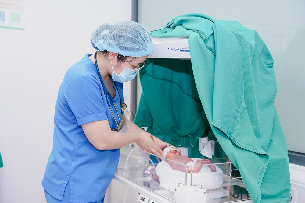 Các bác sĩ đã kịp thời nhận thấy dấu hiệu vàng da bất thường ở trẻ, anh-1-thumb.jpg