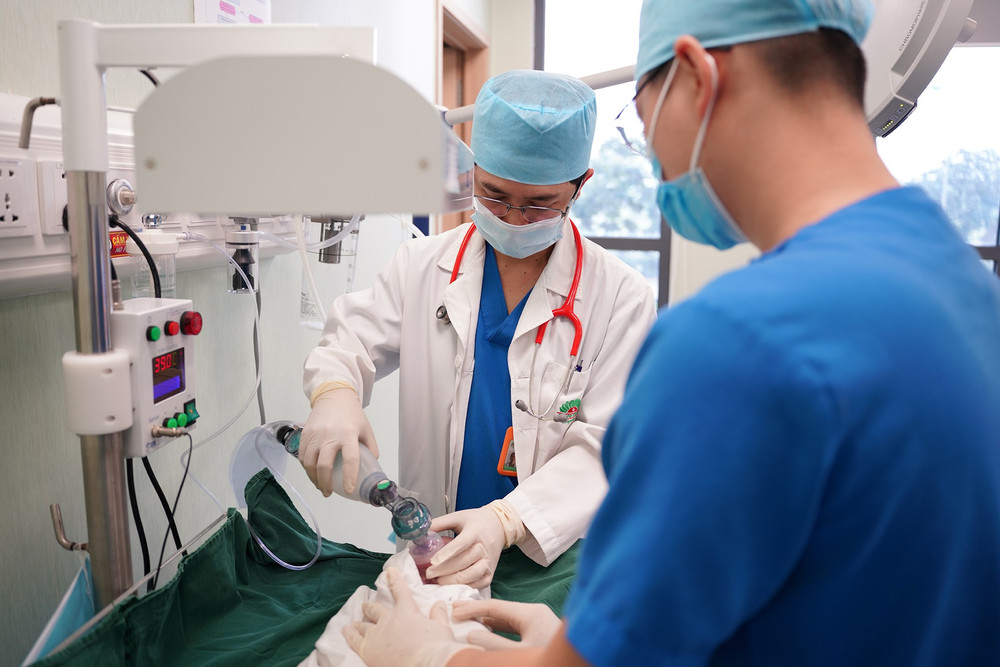 Ê-kíp bác sĩ đang theo dõi và điều trị tích cực cho bé tại NICU. anh-2-7.jpg