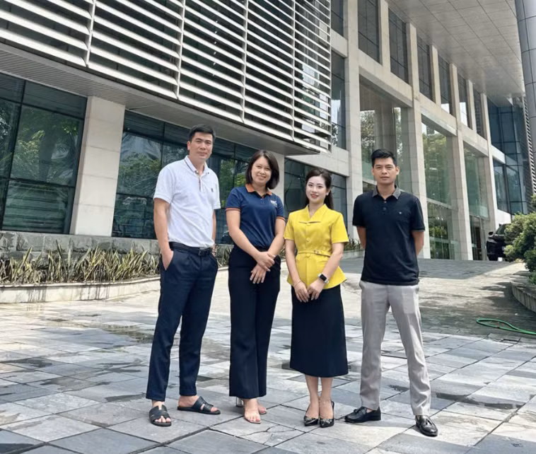 Nhà báo Nguyễn Thị Hồng Phượng (thứ 2 từ trái qua) và nhóm tác giả thực hiện chương trình phát thanh "Giữ hồn làng trong phát triển". (Ảnh: NVCC) anh-chup-man-hinh-2026-06-15-luc-153320.png