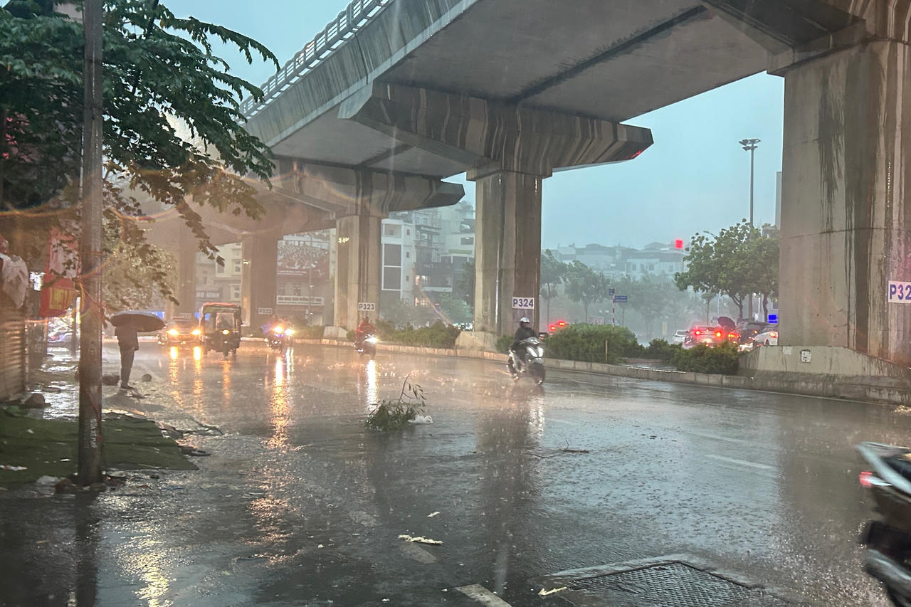 Thời tiết ngày 18/6: Bắc Bộ và Nam Bộ mưa dông, Trung Bộ nắng nóng