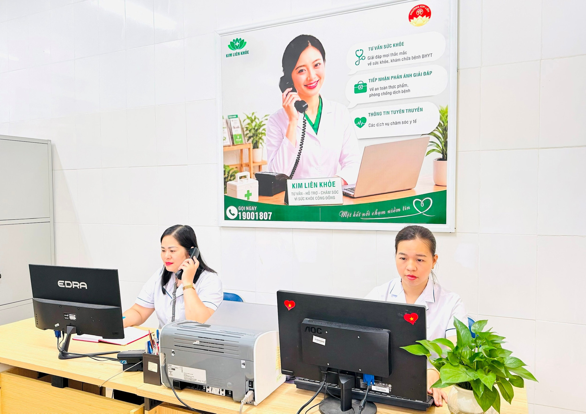 Tổng đài “Kim Liên khỏe” hoạt động qua số hotline 19001807 và tiếp nhận cuộc gọi từ 8 đến 21h các ngày trong tuần. Ảnh: PV