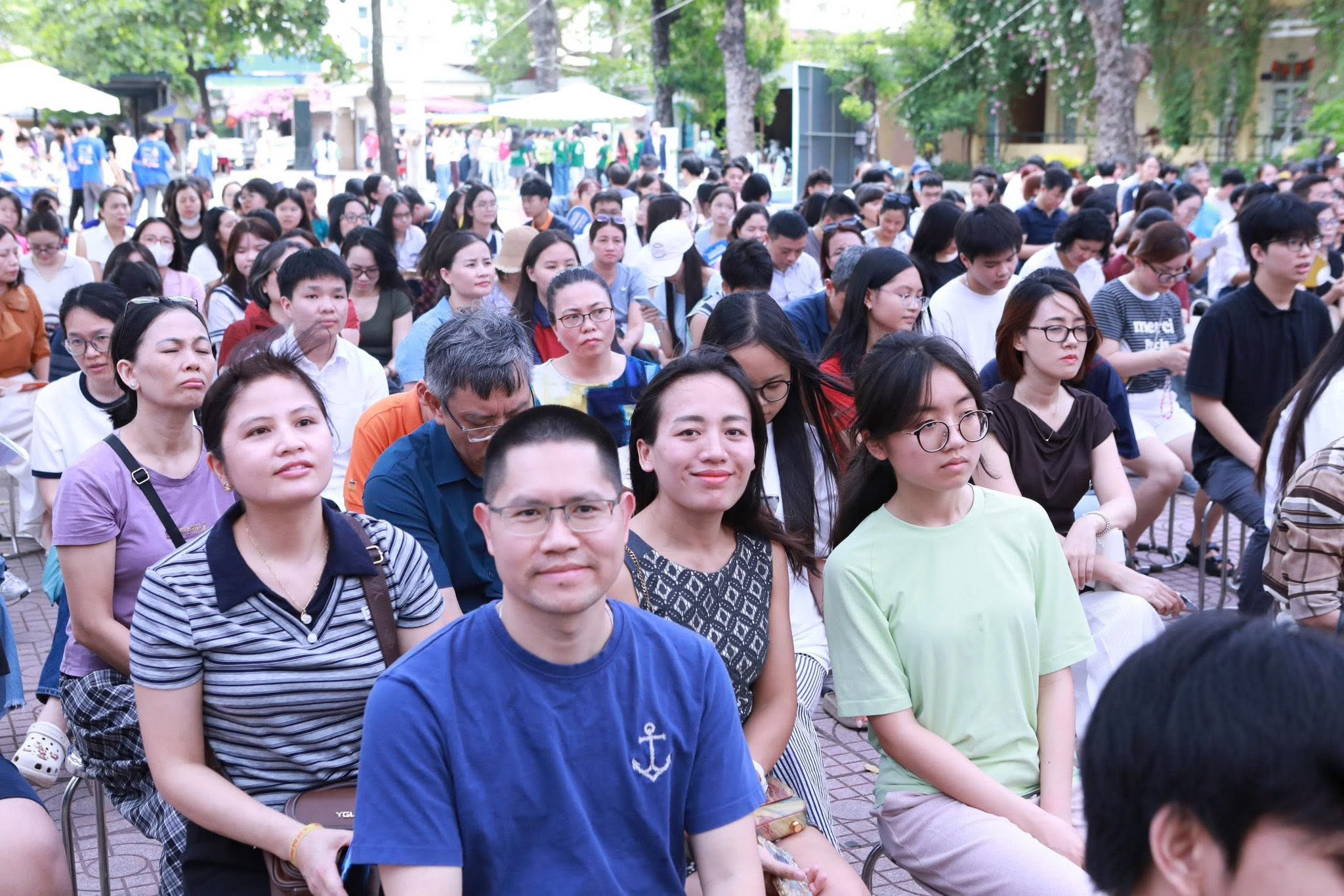 Phụ huynh, học sinh trong buổi tư vấn tuyển sinh lớp 10 tại Trường THPT Yên Hoà. Ảnh: YH