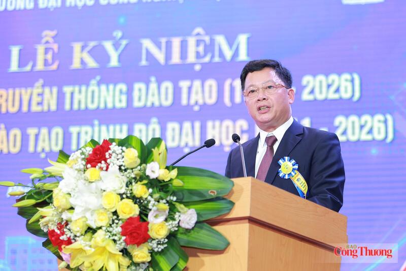 TS. Vũ Đức Bình, Bí thư Đảng ủy, Hiệu trưởng Trường Đại học Công nghiệp Việt Trì. Ảnh: Quỳnh Trang