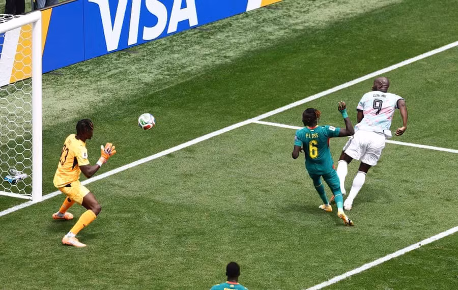 Romelu Lukaku rút ngắn tỉ số xuống 1-2 cho Bỉ ở phút 86, mở ra cuộc lội ngược dòng ngoạn mục. bi-senegal-2.jpg