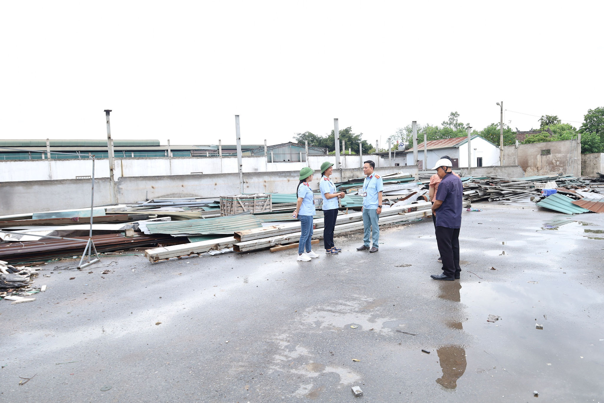 Nhiều hộ dân ở xã Hồng Vân đã tự tháo dỡ nhà xưởng xây dựng tại bãi sông Hồng. Ảnh: Kim Nhuệ