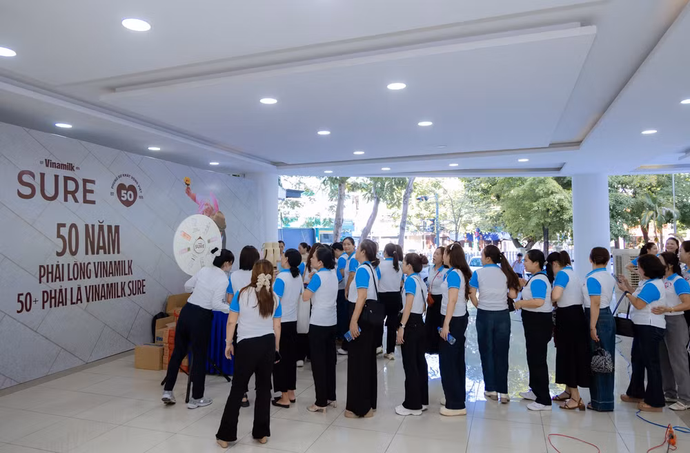 Gian hàng Vinamilk và Vinamilk Sure thu hút đông đảo người tham dự Lễ mít tinh hưởng ứng Ngày Gia đình Việt Nam tại Huế (Ảnh: VN). Gian hàng Vinamilk và Vinamilk Sure thu hút đông đảo người tham dự Lễ mít tinh hưởng ứng Ngày Gia đình Việt Nam tại Huế (Ảnh: VN).