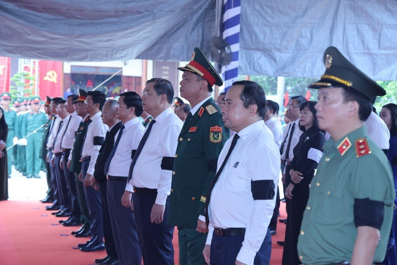 Phó Thủ tướng Thường trực Phạm Gia Túc và các đại biểu tưởng niệm các anh hùng liệt sĩ - Ảnh: VGP Phó Thủ tướng Thường trực Phạm Gia Túc và các đại biểu tưởng niệm các anh hùng liệt sĩ - Ảnh: VGP